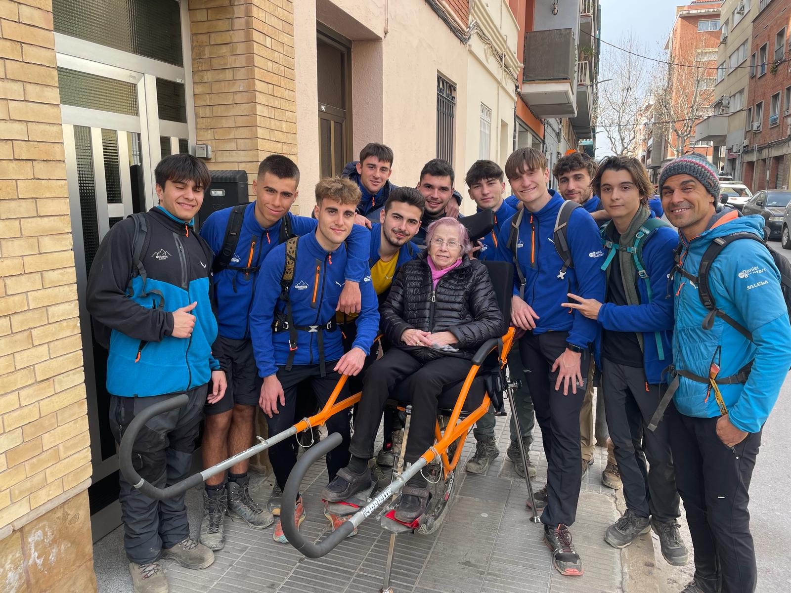 Alumnes del cicle GUIAMN amb una usuària de la cadira Joellette