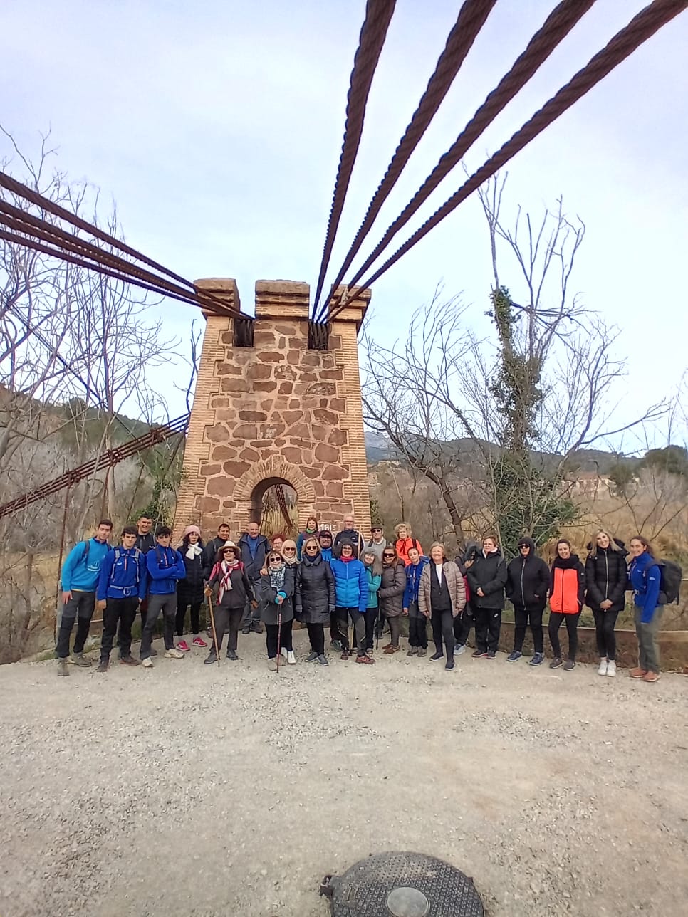 Grup de persones participant a la caminada on han col·laborat els alumnes del cicle GUIAMN