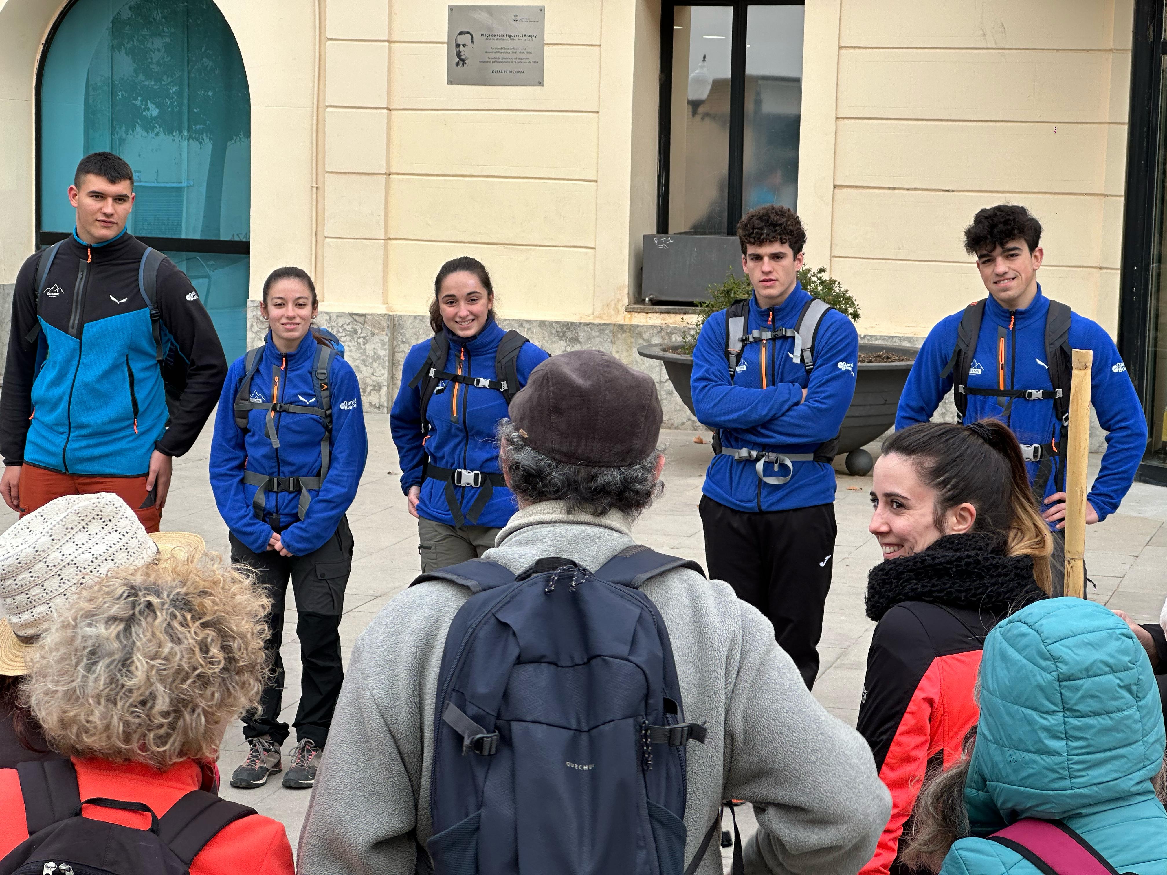 Grup de persones es preparen per a una sortida a l'entorn natural amb la col·laboració dels alumnes del cicle GUIAMN