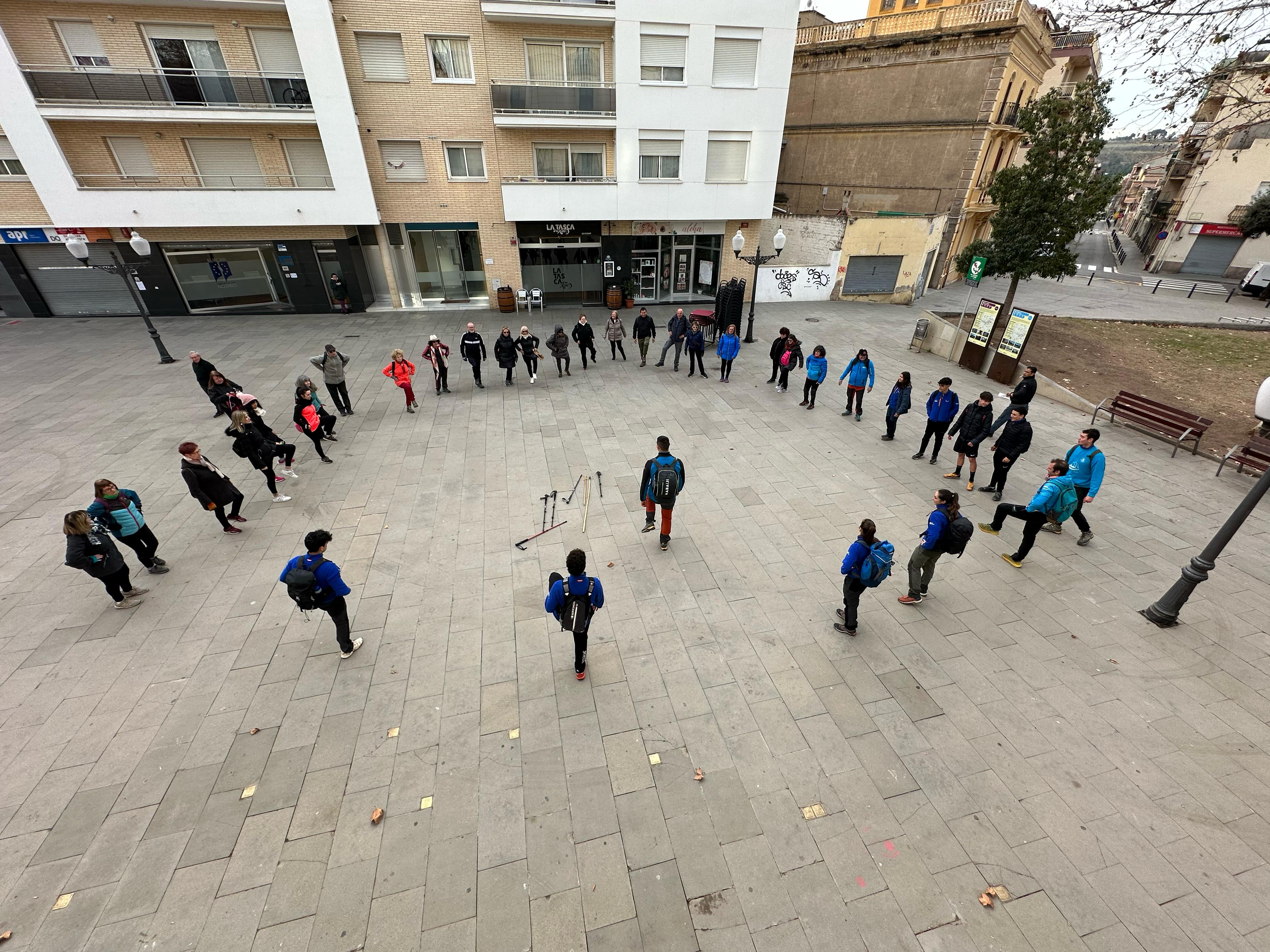 Grup de persones es preparen per a una sortida a l'entorn natural amb la col·laboració dels alumnes del cicle GUIAMN