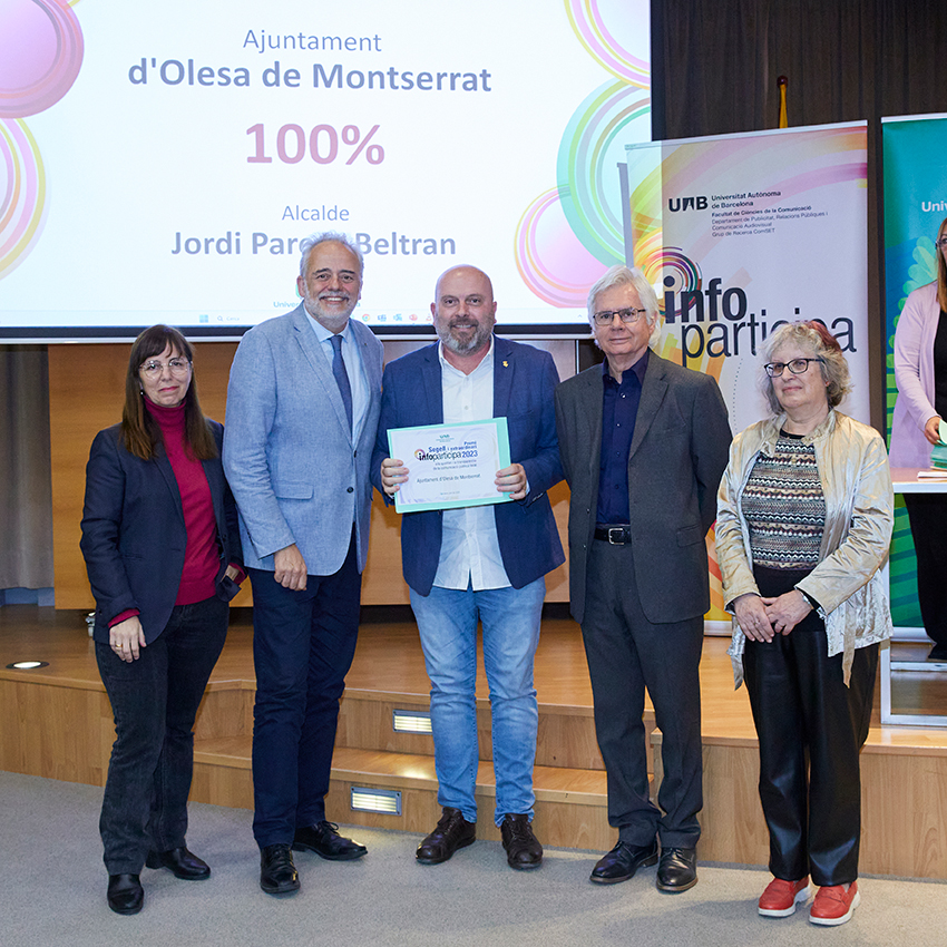 L'alcalde d'Olesa, Jordi Parent, recull el diploma del Segell Infoparticipa 2023