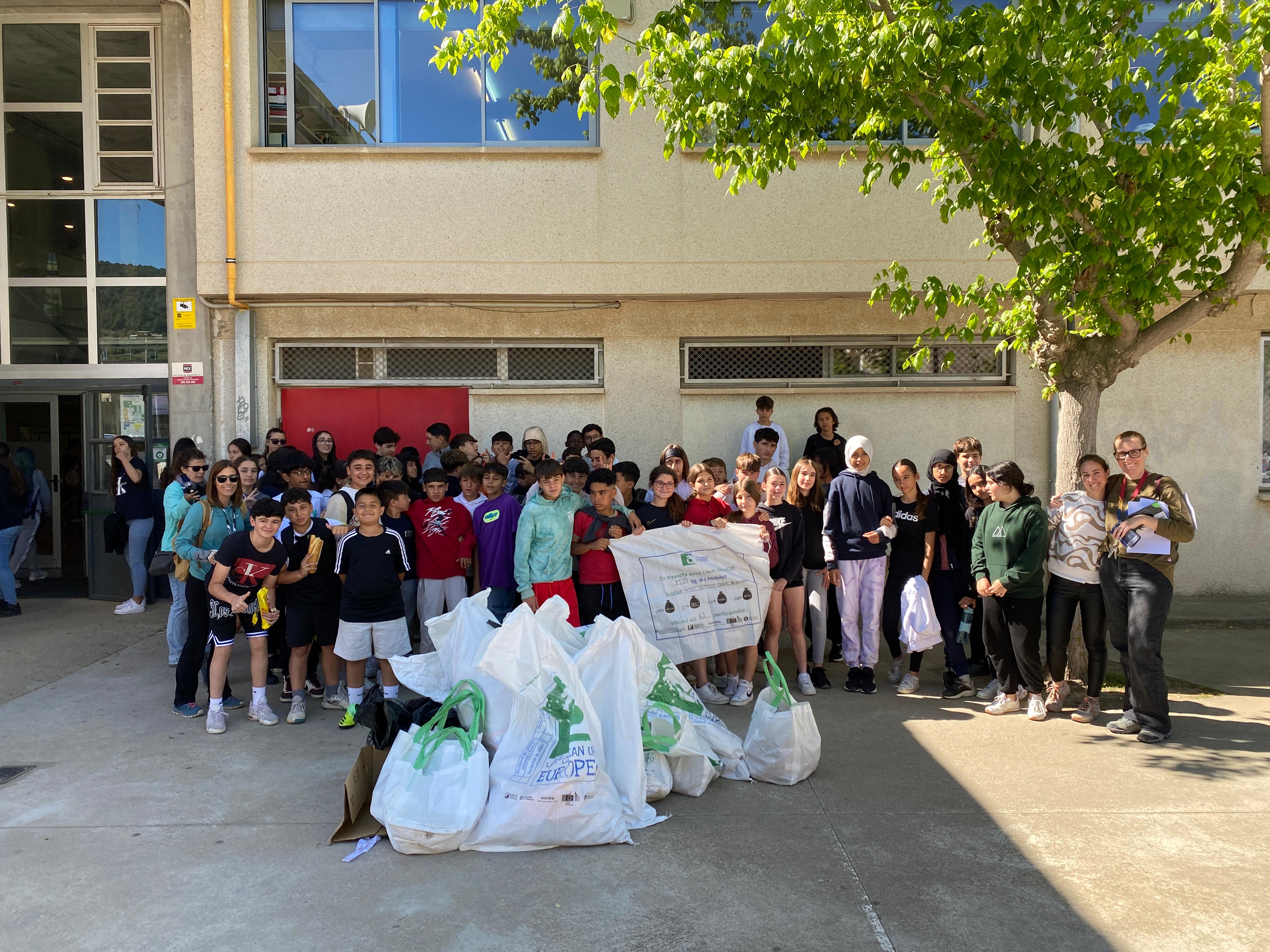 Fotografia d'alumnes recollint deixalles a l'Areny del Molí per la campanya Let's Clean Up Europe 2024