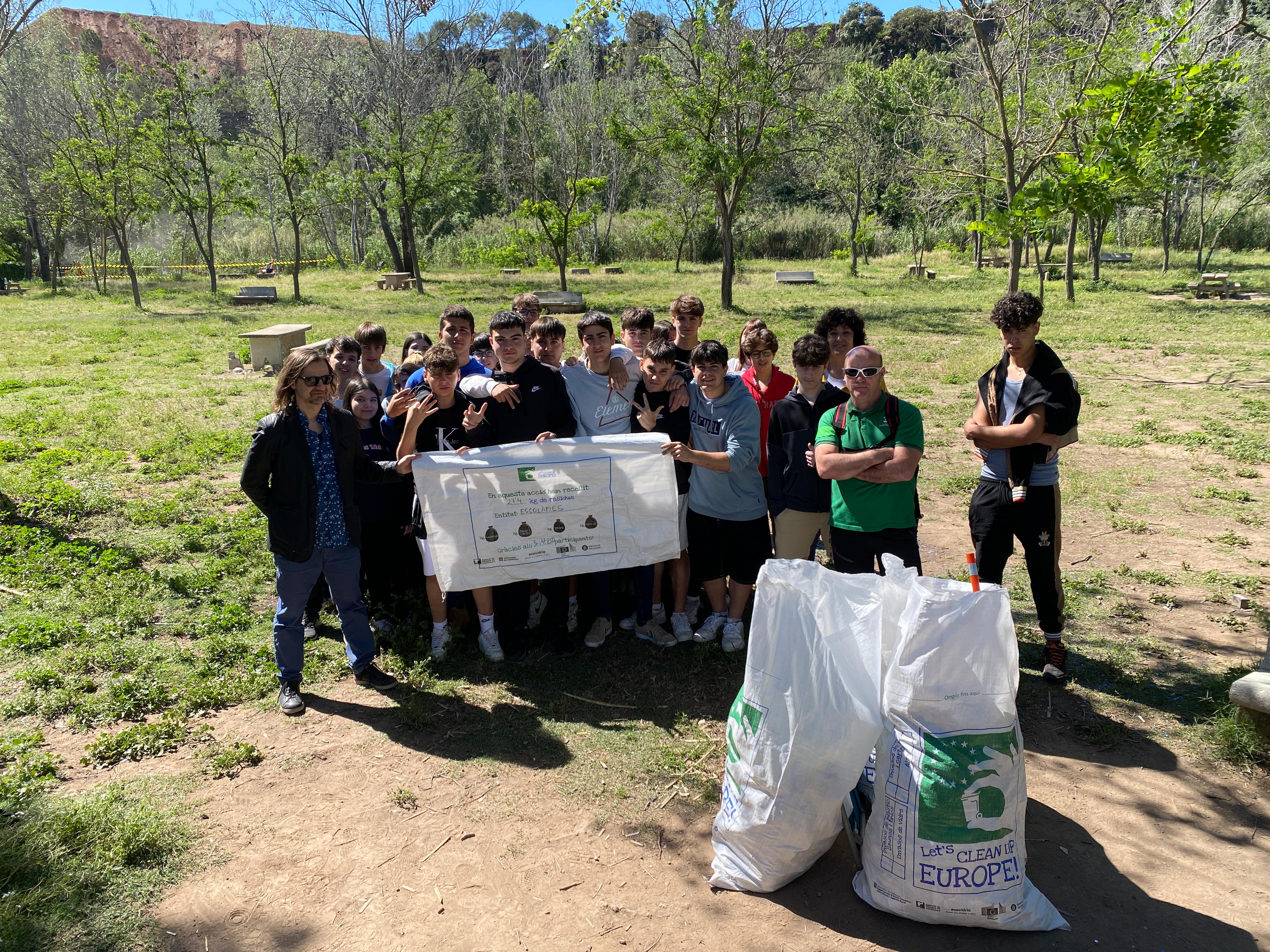 Fotografia d'alumnes recollint deixalles a l'Areny del Molí per la campanya Let's Clean Up Europe 2024