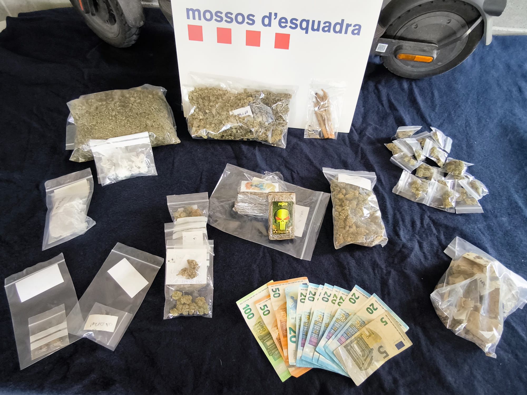 Estupefaents i diners requsiats pels Mossos d'Esquadra en la detenció de dos homes el 7 de maig de 2025