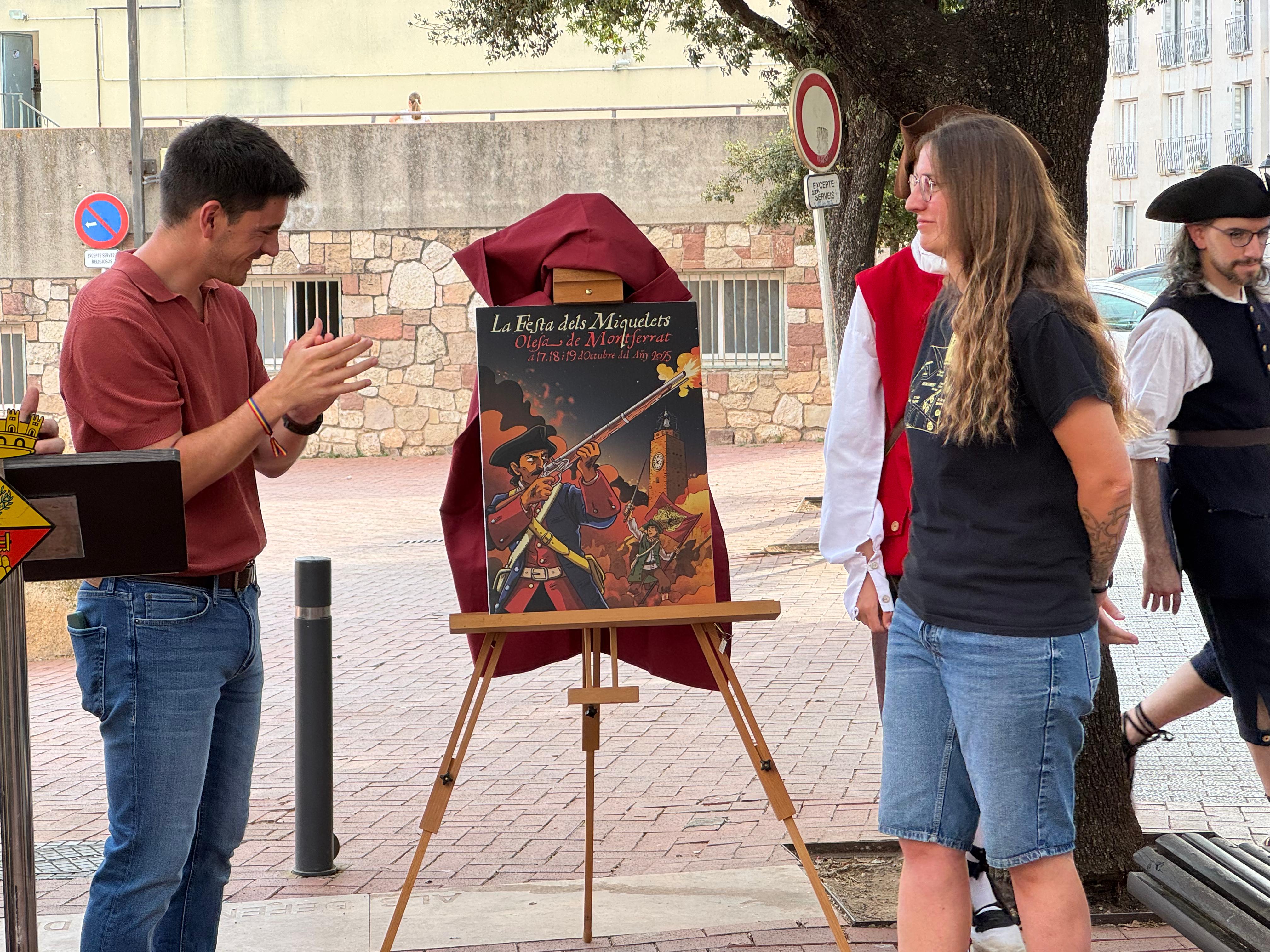 Marc Serradó i Jenifer Ambròs desvetllen el cartell de La Festa dels Miquelets de 2025