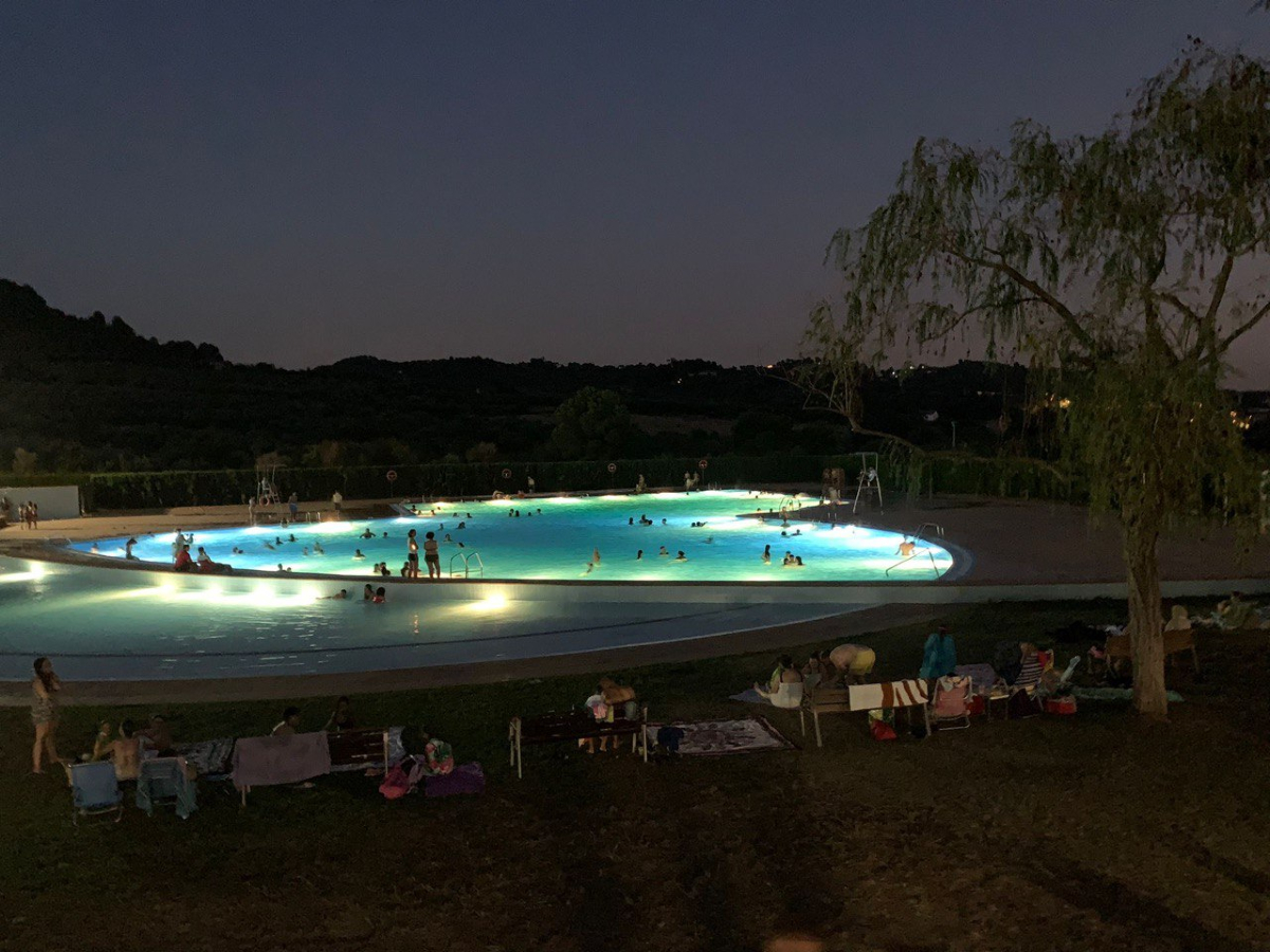Bany nocturn a la piscina municipal d'estiu