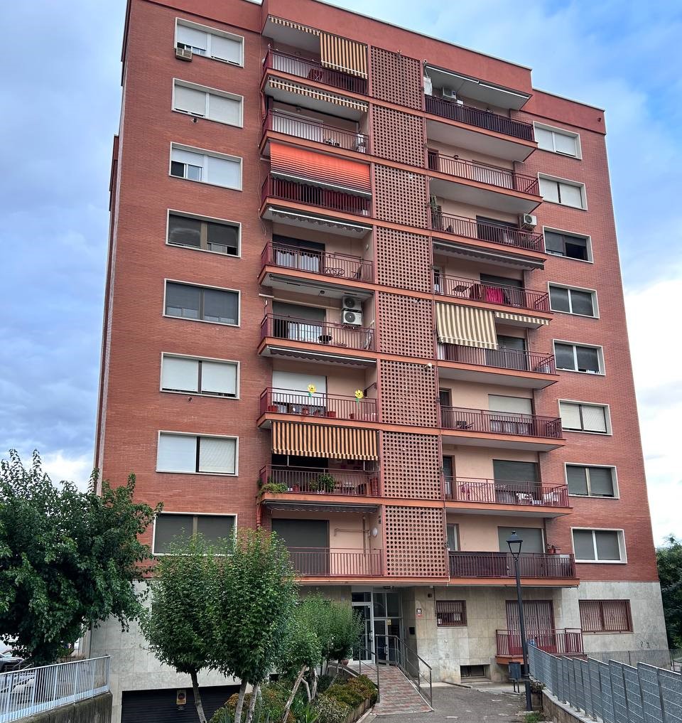 Edifici on hi ha un dels sis pisos municipals que s'adjudiquen