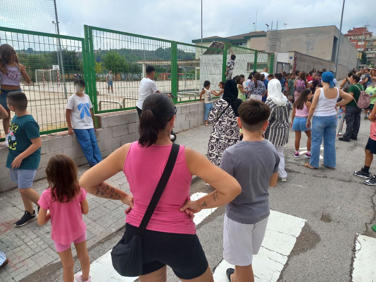 Alumnat esperant a entrar al centre el primer dia de curs 2025-26