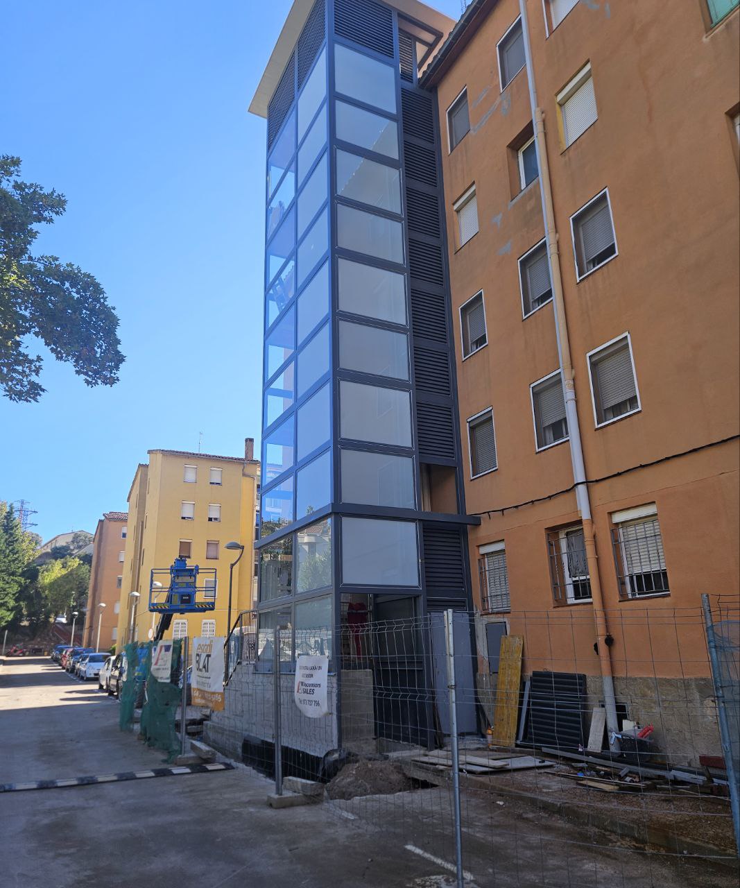 Acensor exterior en un bloc d'habitatges del barri de Sant Bernat