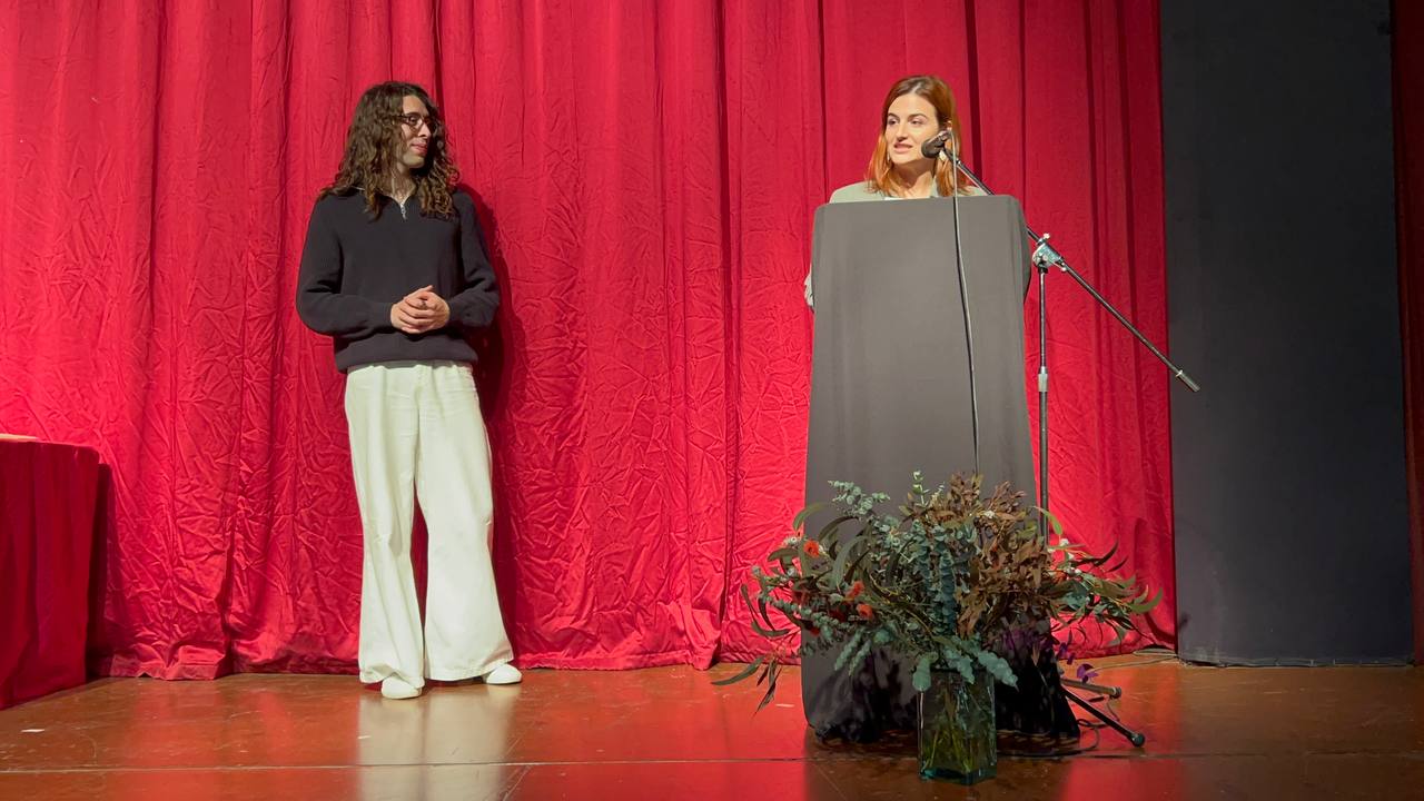 La regidora de Cultura, Emma Duran, durant l'acte de lliurament Concurs de Teatre Vila d'Olesa. 