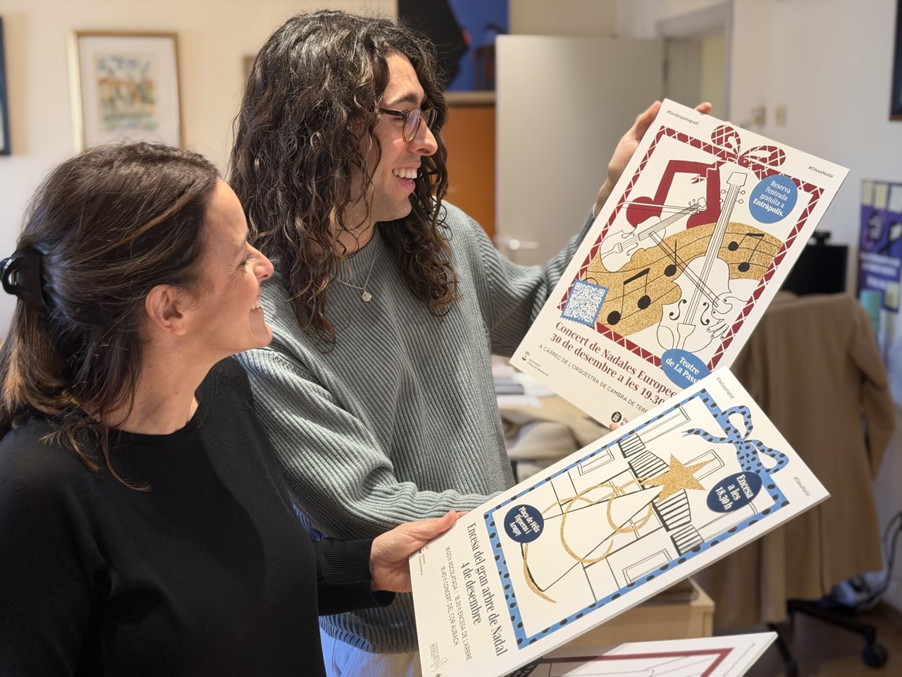 El regidor de Festes, Ferran Cerdeira, amb cartells promocionals de les activitats de Nadal. 