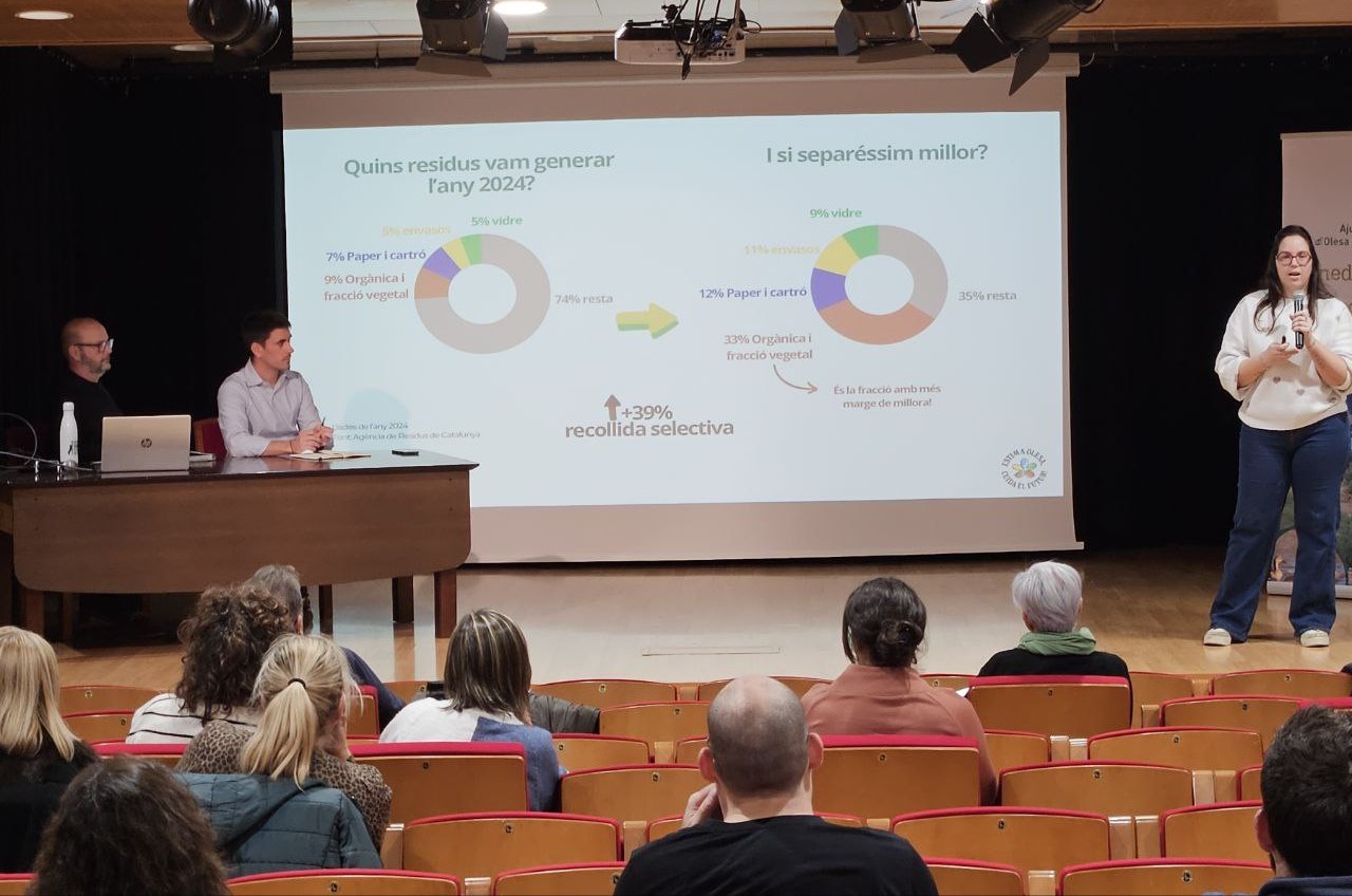 Xerrada informativa als comerços sobre el nou servei de recollida de residus porta a porta. 