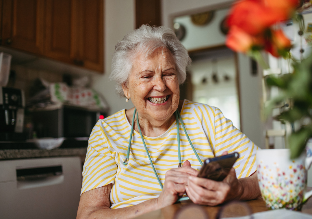 Persona més gran de 60 anys amb un telèfon intel·ligent