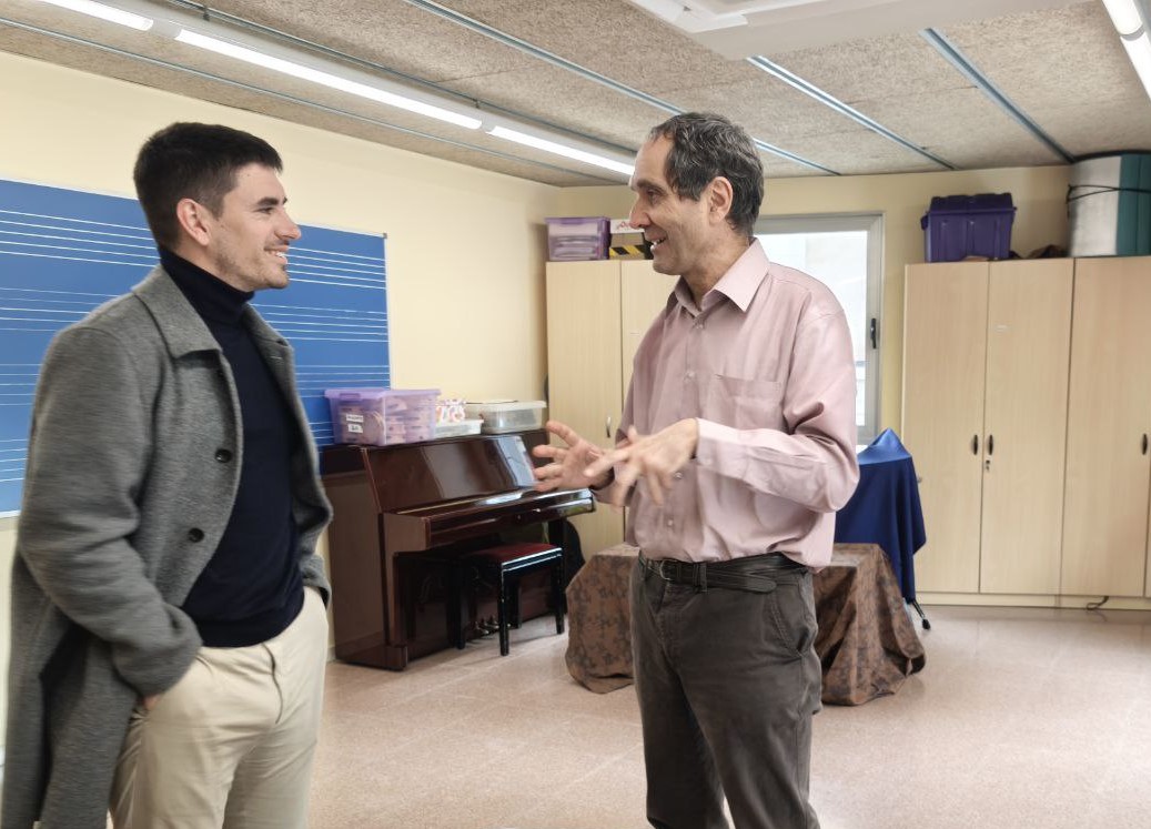 Foto_ L'alcalde d'Olesa, Marc Serradó, saluda a l'equip de la Síndica de Greuges a la seva visita al municipi