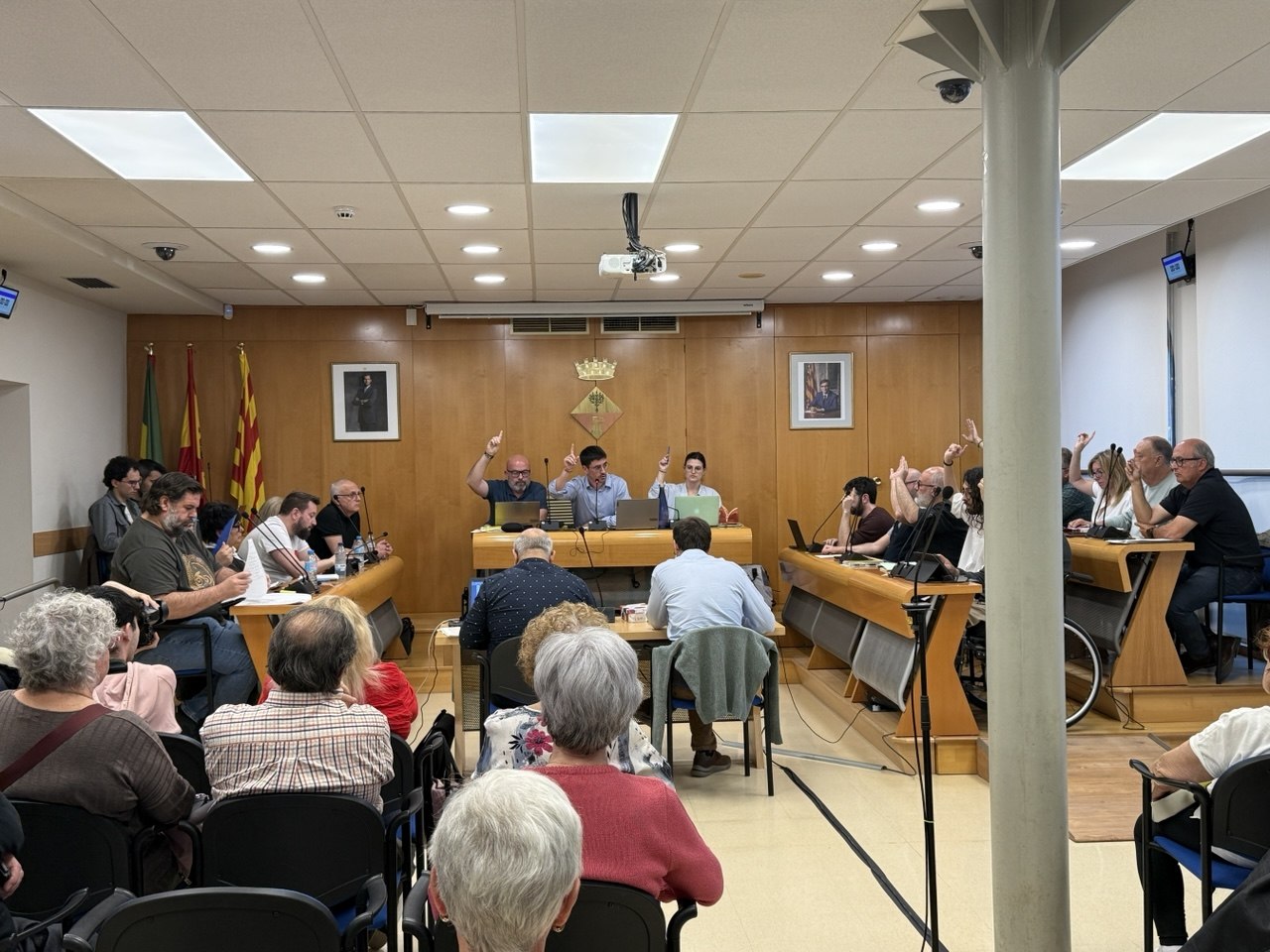 Moment de votació en el Ple municipal del 16 d'abril de 2026