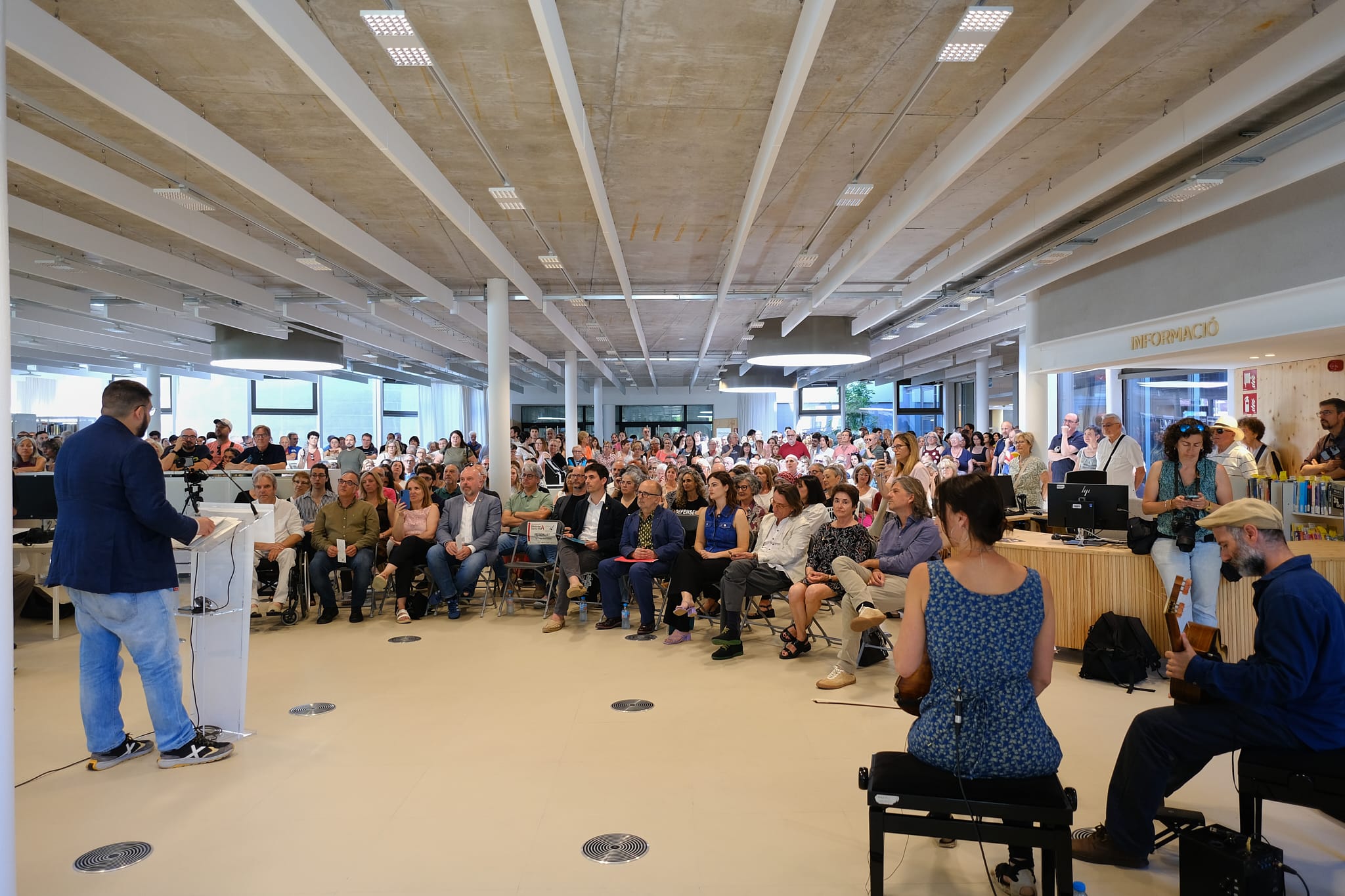 Foto_inauguració de la biblioteca Santa Oliva