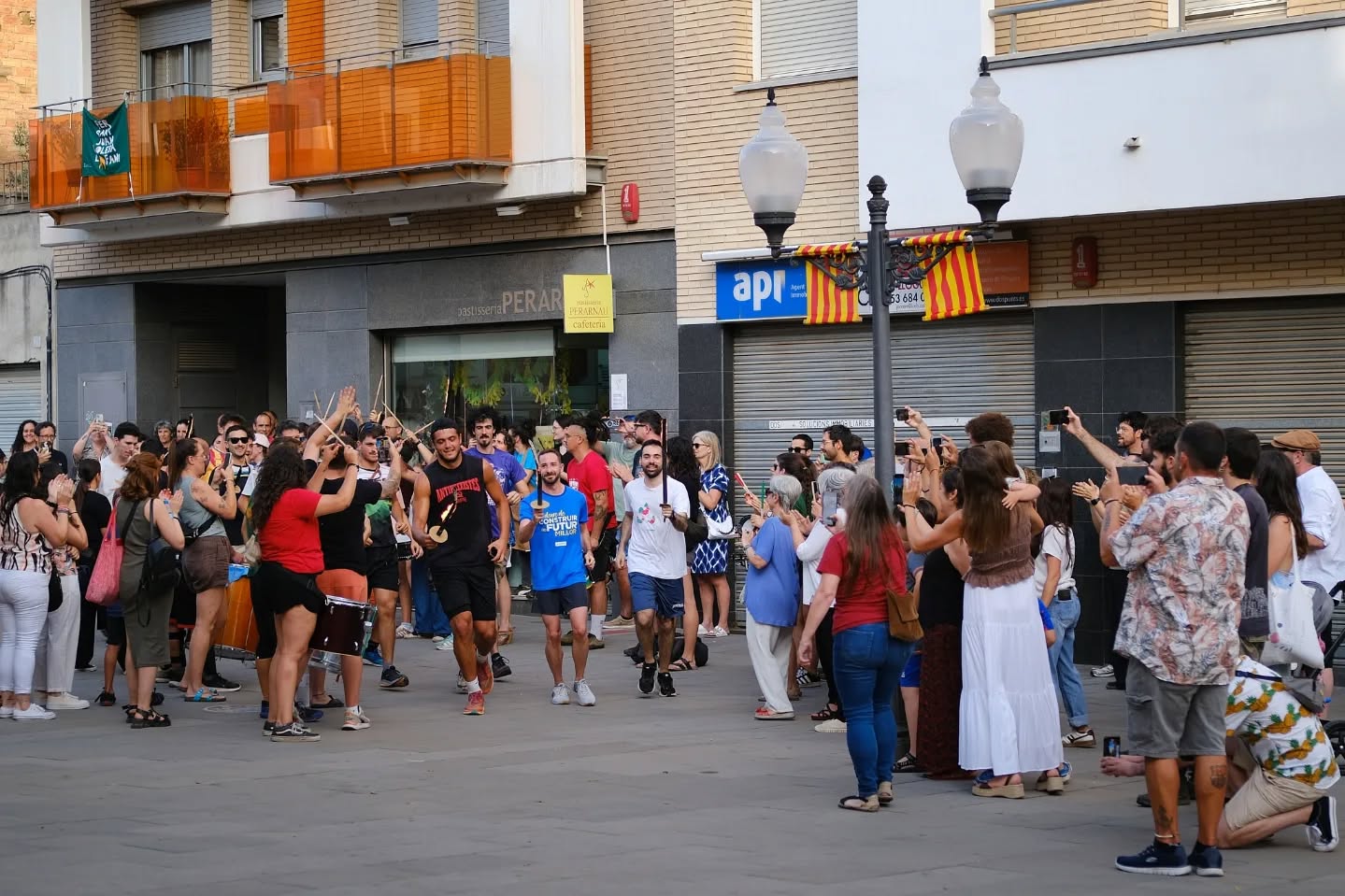 Flama del Canigó arribant a l'Ajuntament d'Olesa