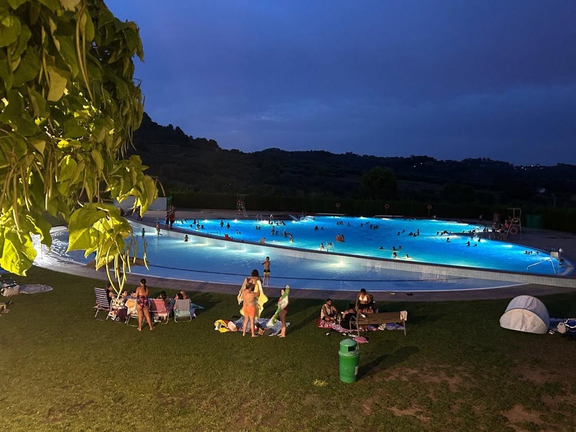 Bany nocturn a la piscina municipal d'estiu de 2025