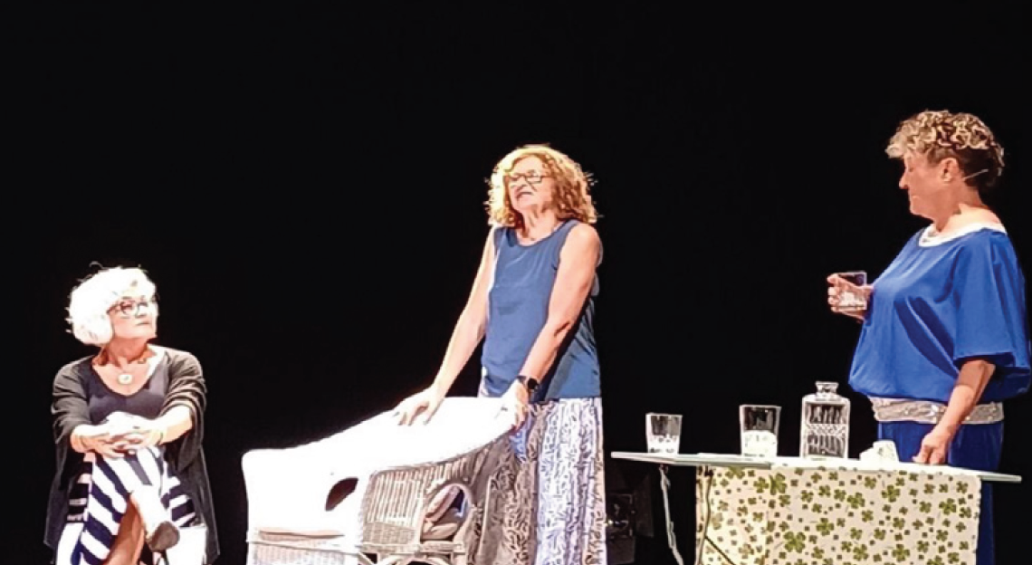 Fotografia de l'obra de teatre "E.R. Actrius", representada al 42è Concurs de Teatre Vila d'Olesa