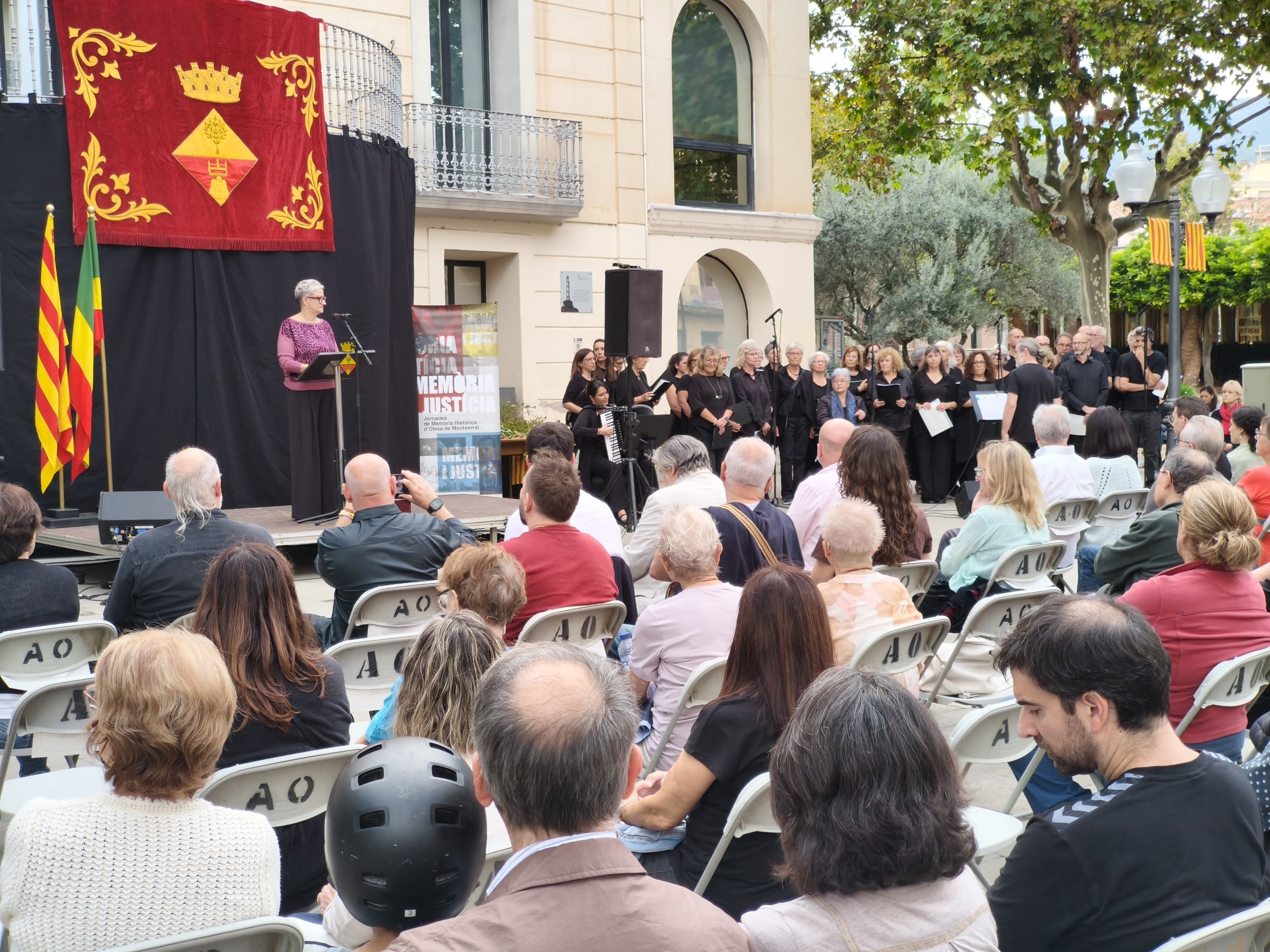 Foto d'un dels instants de l'acte d'inauguració del Memorial de les víctimes olesanes