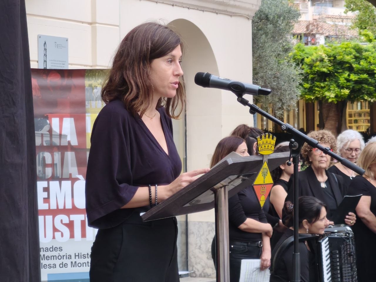 Elisenda Solsona durant l'acte d'inauguració del Memorial de les víctimes olesanes
