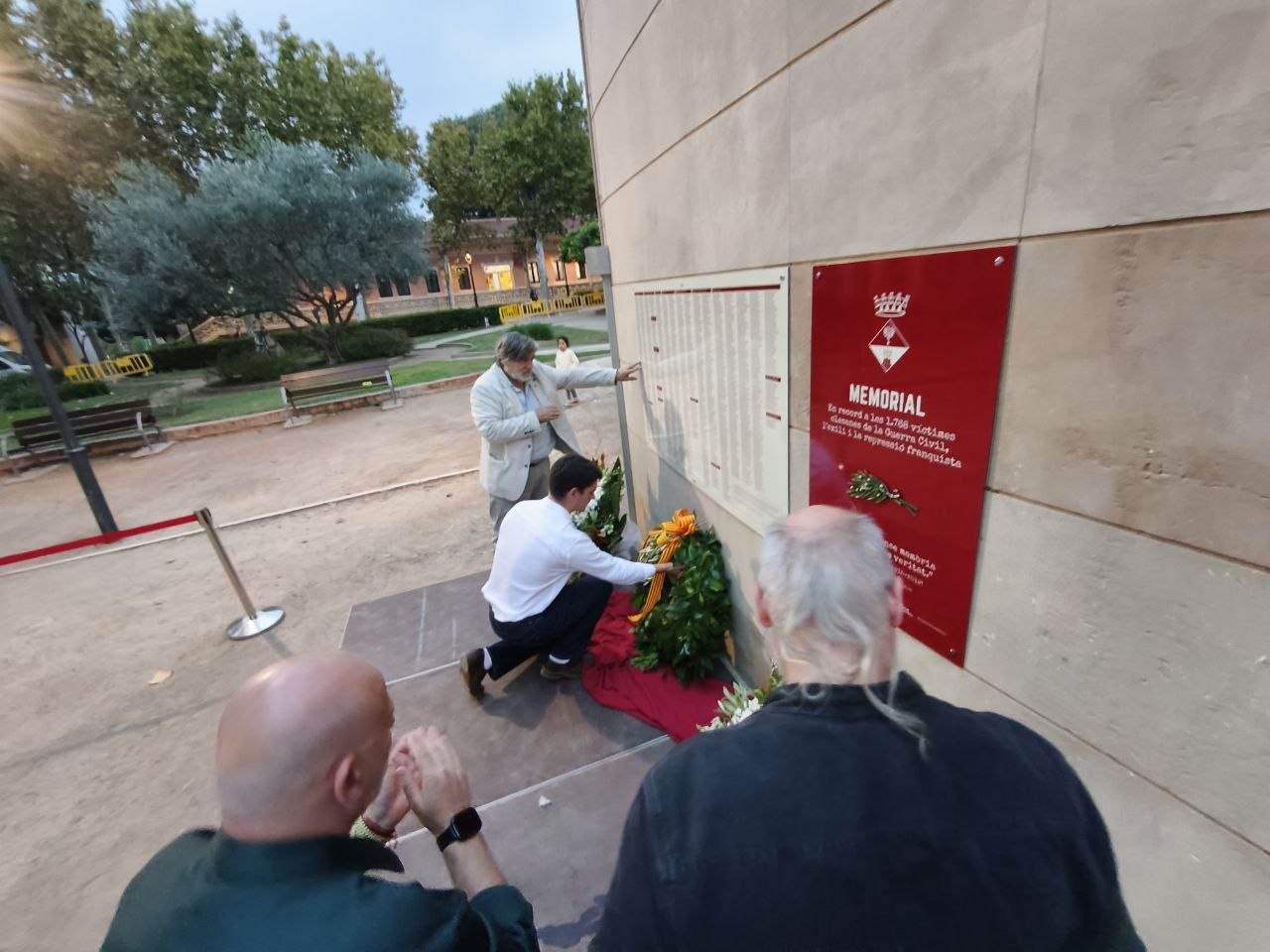 Foto d'un dels instants de l'acte d'inauguració del Memorial de les víctimes olesanes