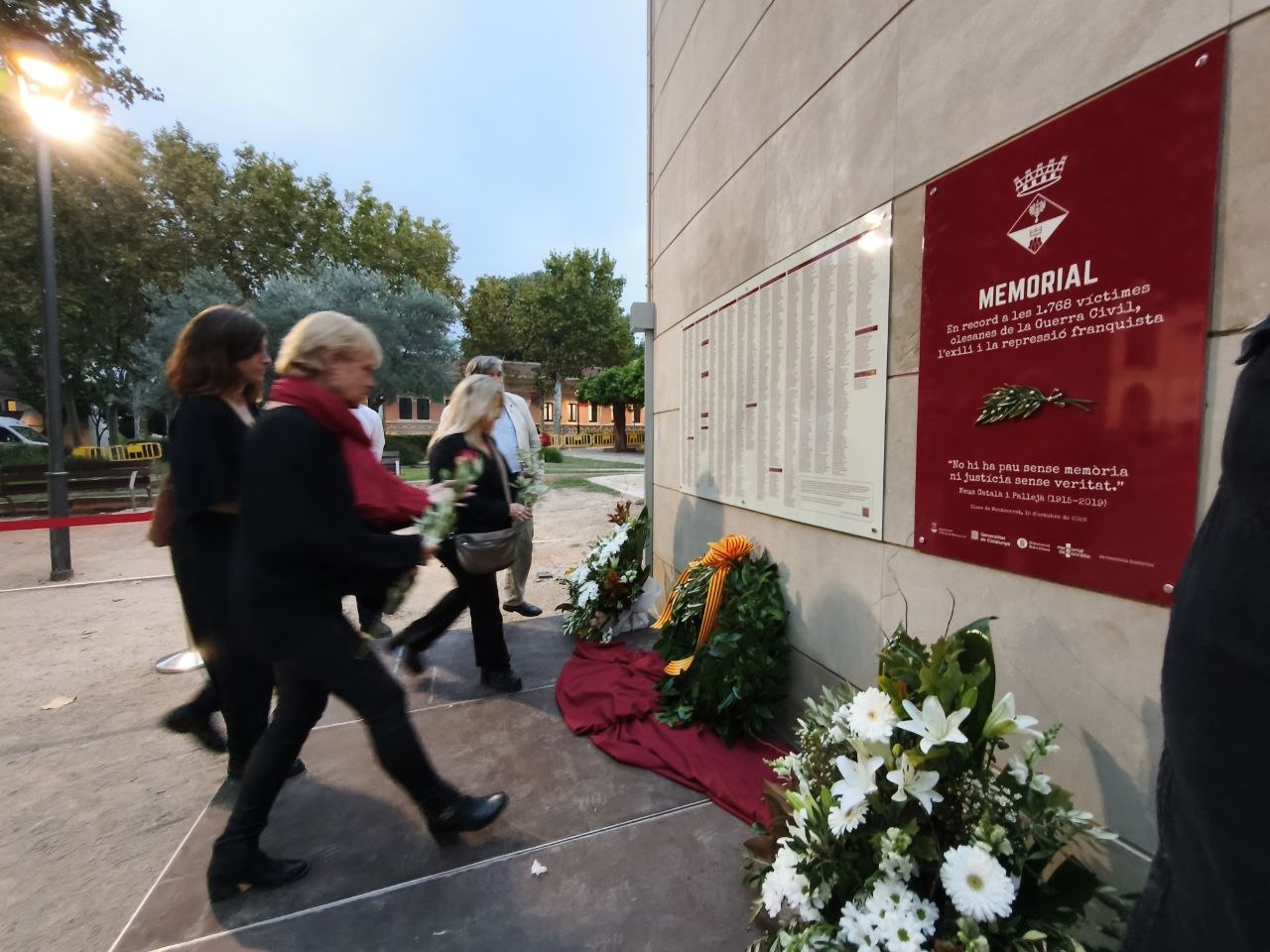 Foto d'un dels instants de l'acte d'inauguració del Memorial de les víctimes olesanes