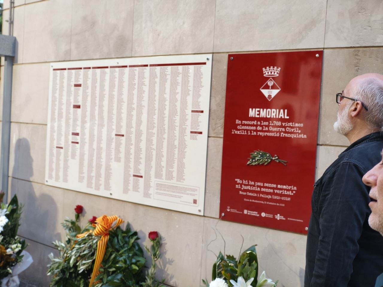 Foto d'un dels instants de l'acte d'inauguració del Memorial de les víctimes olesanes