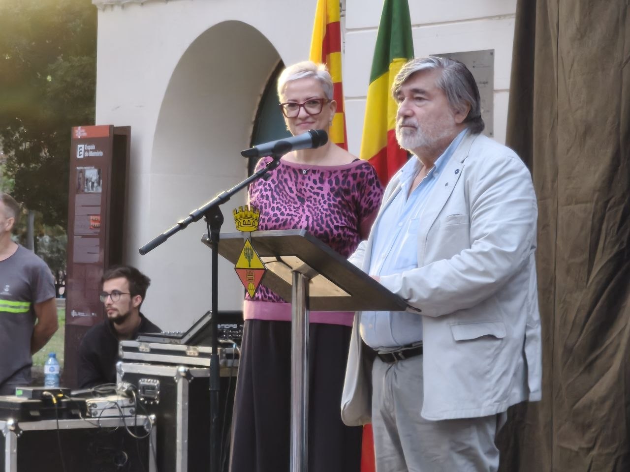 Xavier Menéndez durant l'acte d'inauguració del Memorial de les víctimes olesanes