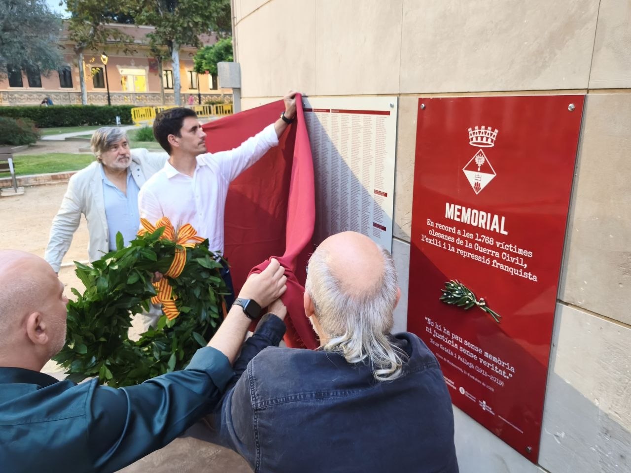 Foto d'un dels instants de l'acte d'inauguració del Memorial de les víctimes olesanes