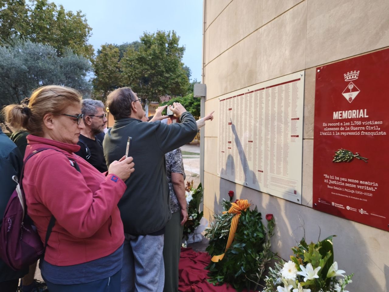 Foto d'un dels instants de l'acte d'inauguració del Memorial de les víctimes olesanes