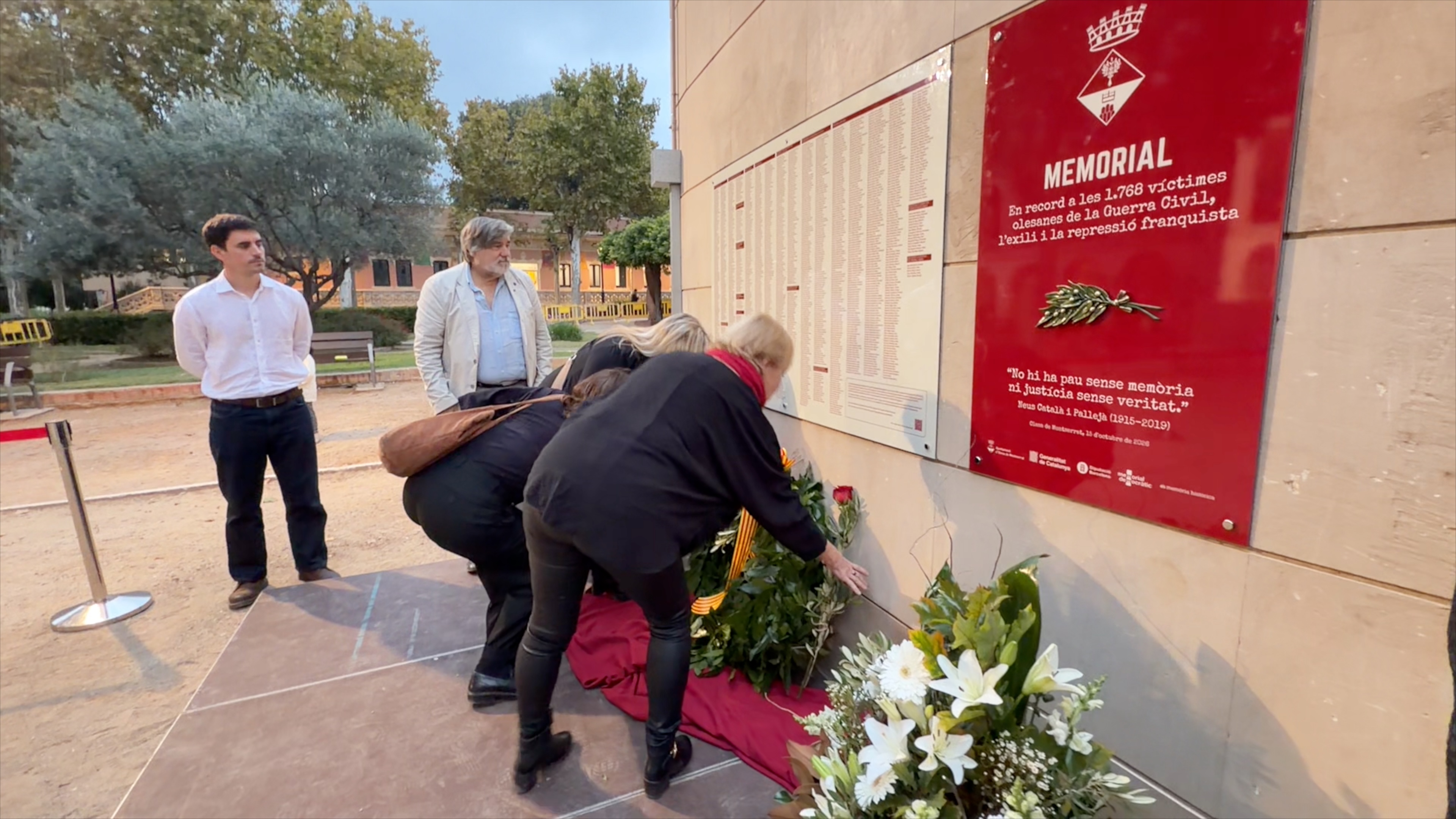 Foto d'un dels moments de l'ofrena a les víctimes de la Guerra Civil, l'exili i la repressió franquista que figuren al Memorial inaugurat l'octubre del 2026
