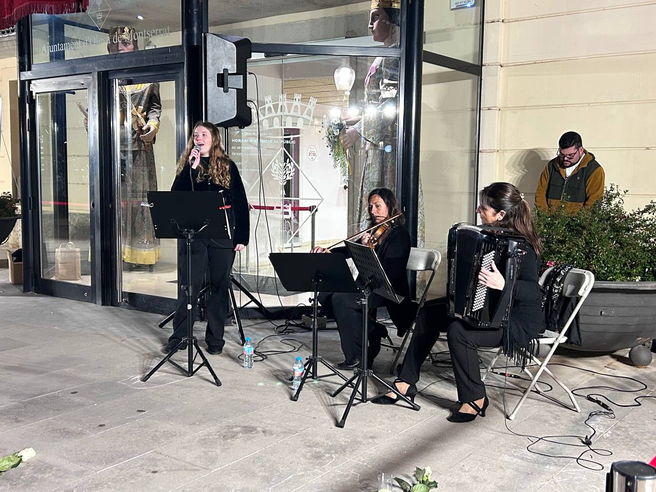 Interpretació de Bella Ciao per part de Guida Boltà, Ariadna Padrós i Sònia Zurriaga.