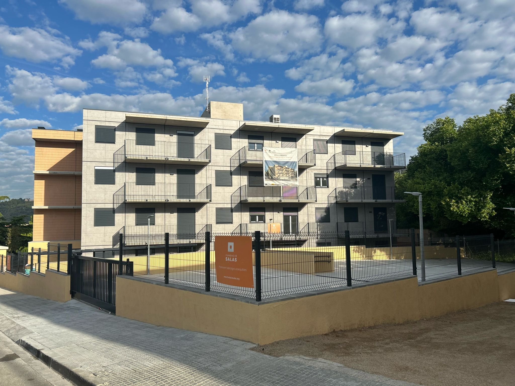 Promoció de pisos de protecció oficial en règim de lloguer assequible construïts en un terreny municipal al carrer de la Indústria