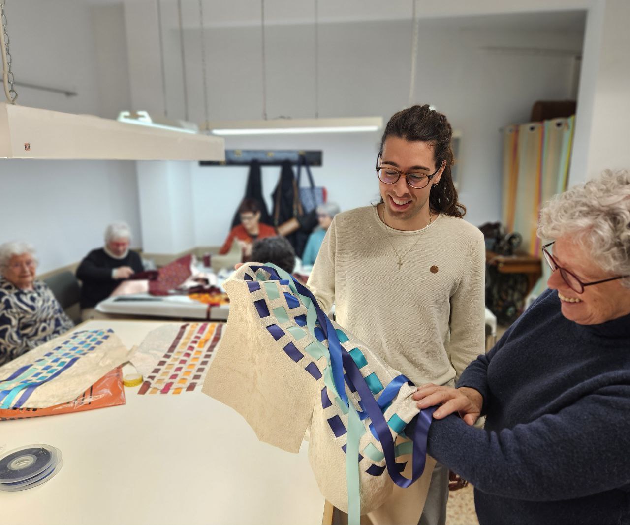 El taller de costura reial confeccionant els vestits de Ses Majestats i els Patges Viu Viu.