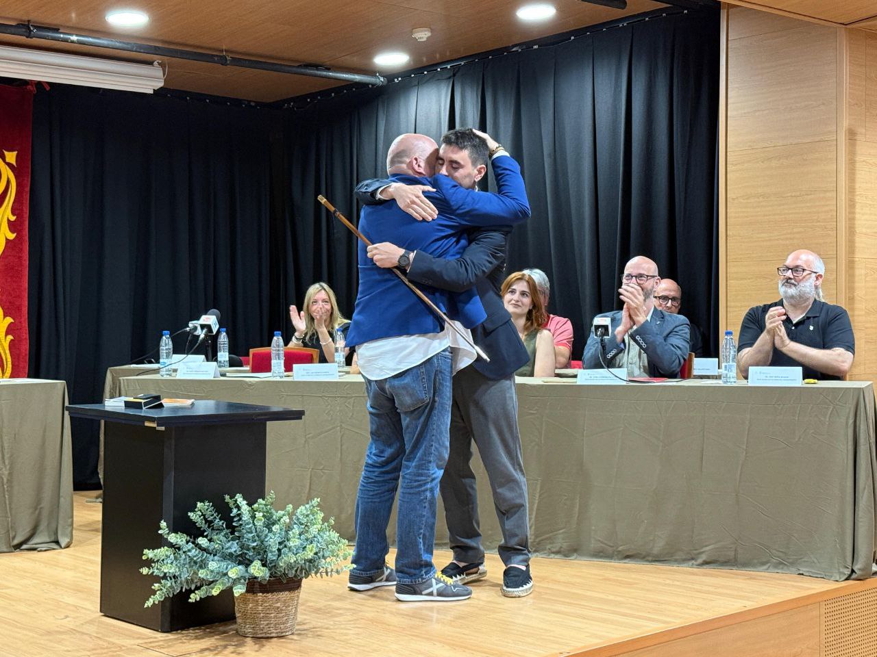 Jordi parent entrega la vqara d'alcalde a Marc Serradó