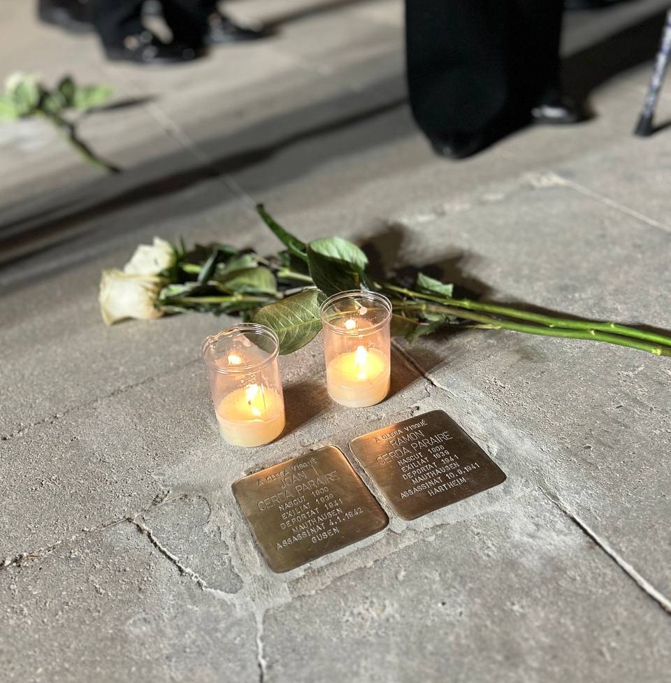 Ofrena floral a les llambordes Stolpersteine 2026.