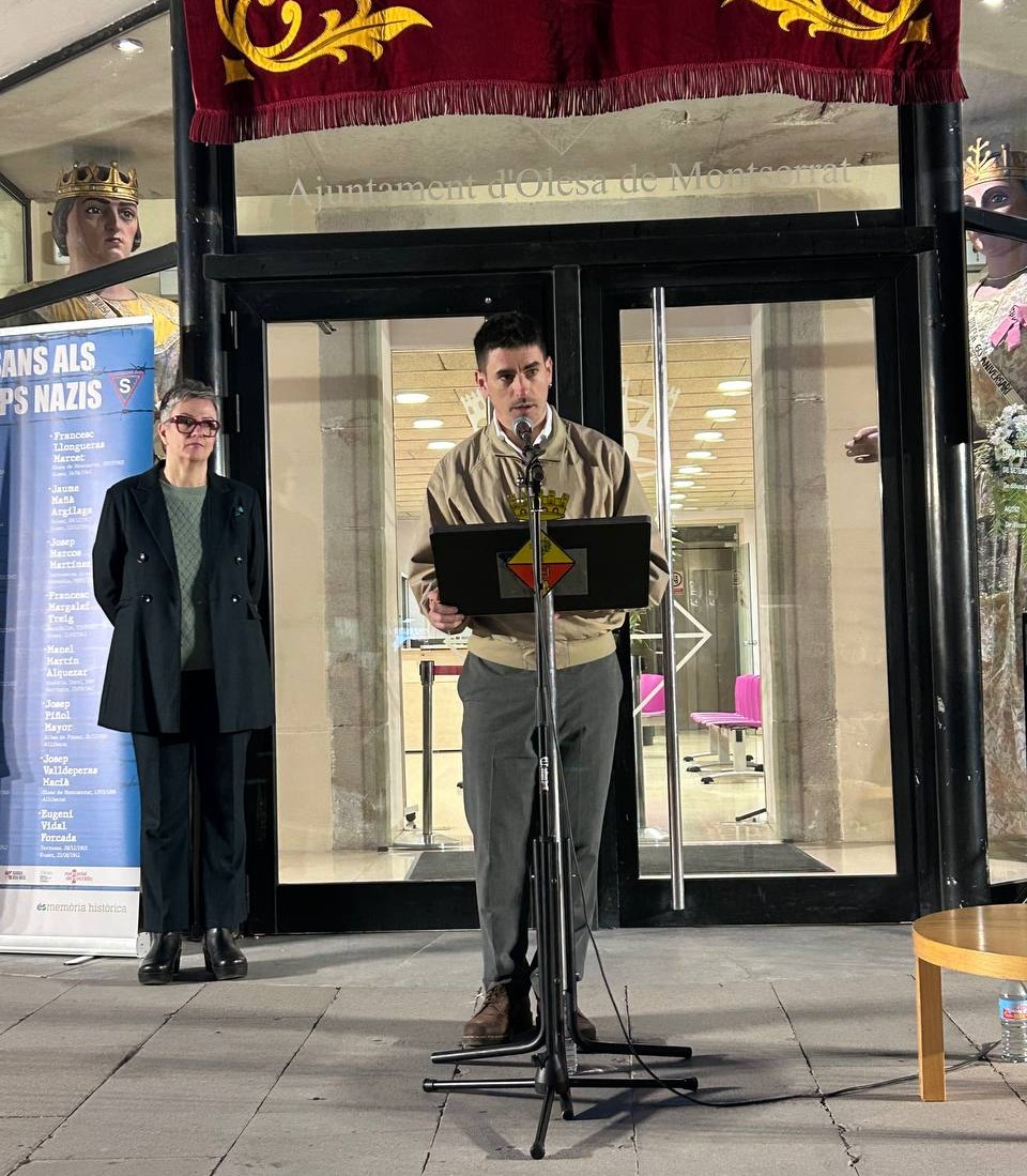 L'alcalde d'Olesa de Montserrat, Marc Serradó, durant l'acte d'homenatge als olesans víctimes del nazisme.