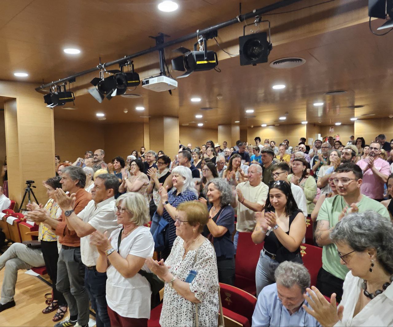 El públic aplaudeix la investidura de Marc Serradó