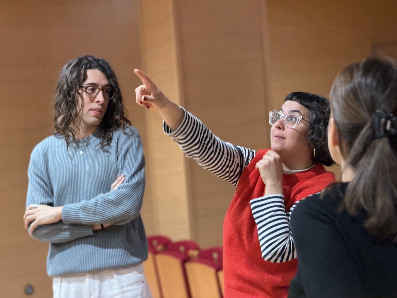 El regidor de Festes, Ferran Cerdeira, ultimant detalls del taller d'escriptura reial.